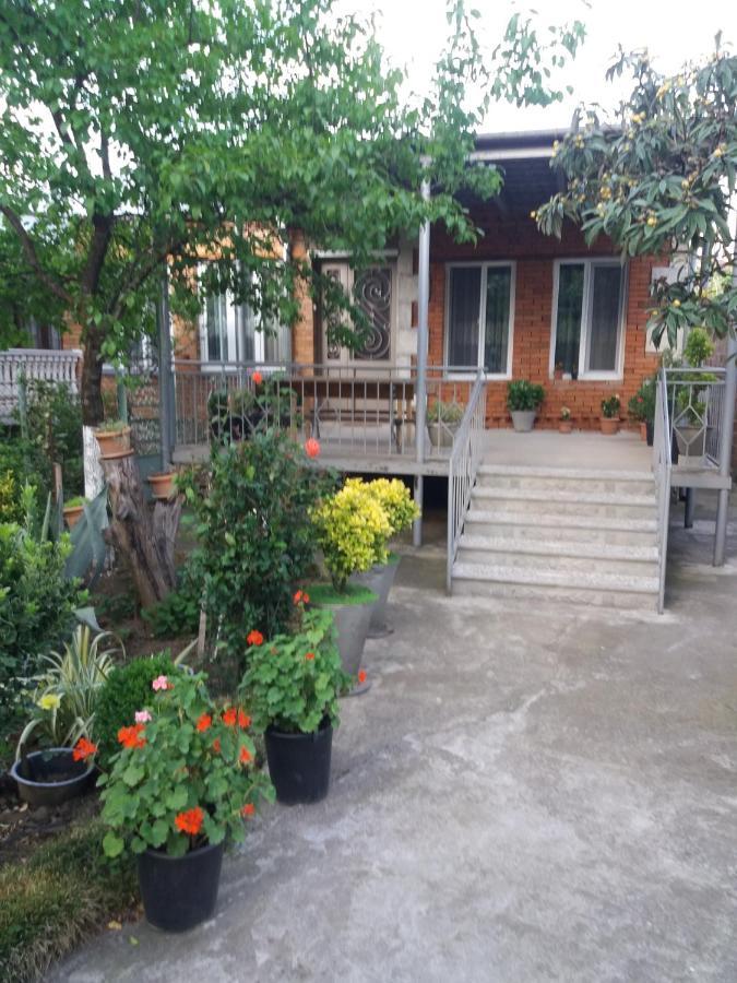 Guest House Darejani Kutaisi Exteriör bild