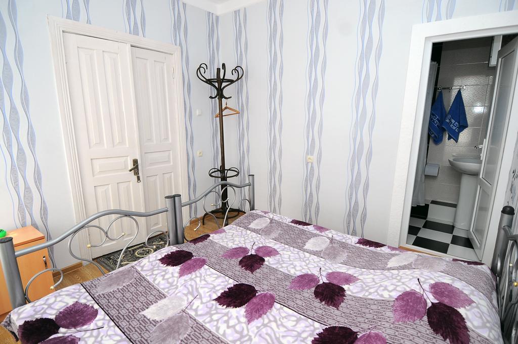 Guest House Darejani Kutaisi Exteriör bild